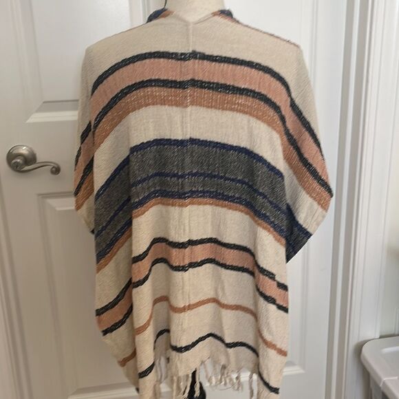 Gauze kimono in very neutral colors with pockets. - Picture 3 of 5